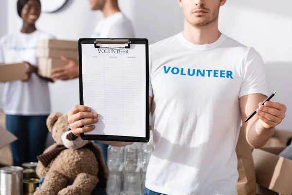 Selectieve Focus Van Vrijwilliger Houden Klembord Pen Het Liefdadigheidscentrum — Stockfoto