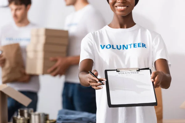 Focus Selettivo Del Volontario Afroamericano Che Tiene Appunti Penna Nel — Foto Stock