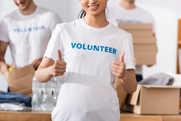 Vista Recortada Del Voluntario Mostrando Como Gesto Cerca Donaciones Centro — Foto de Stock