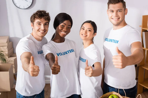 Voluntarios Multiculturales Mostrando Como Gesto Centro Caridad — Foto de Stock