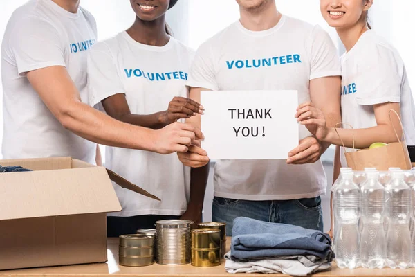 Vista Ritagliata Volontari Multietnici Possesso Carta Con Lettere Ringraziamento Donazioni — Foto Stock