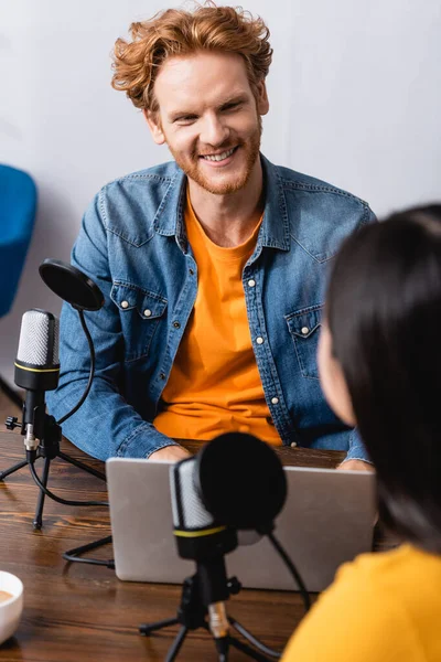 Aufgeregte Rotschopf Radiomoderatorin Interviewt Brünette Frau Studio — Stockfoto