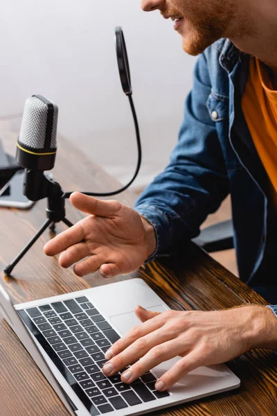 Partial View Broadcaster Talking Microphone Gesturing While Using Laptop Workplace — Stock Photo, Image