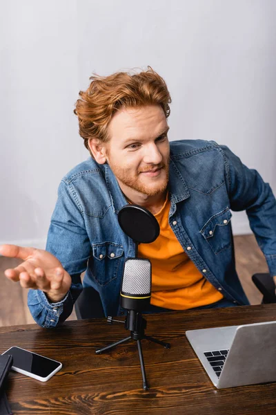 Curioso Locutor Camisa Vaquera Gesto Lugar Trabajo Cerca Micrófono Portátil — Foto de Stock