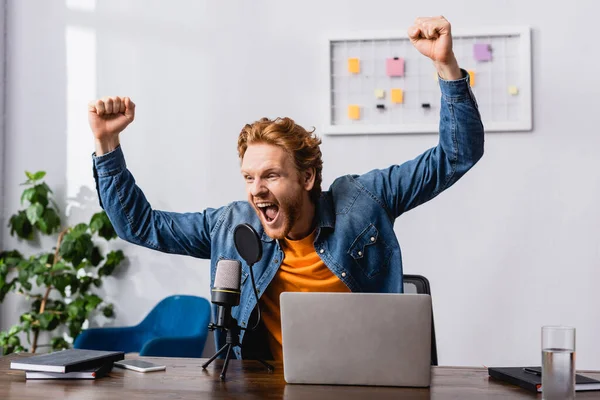 Locutor Emocionado Camisa Mezclilla Mostrando Gesto Triunfo Cerca Del Micrófono — Foto de Stock