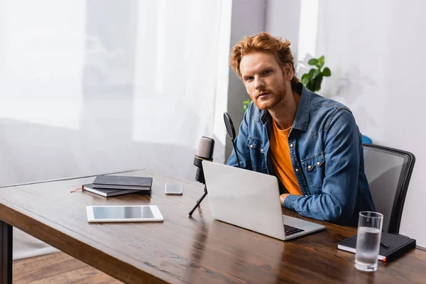 Diffuseur Sérieux Regardant Caméra Tout Étant Assis Sur Lieu Travail — Photo