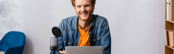 Panoramic Shot Excited Redhead Broadcaster Looking Camera Microphone — Stock Photo, Image