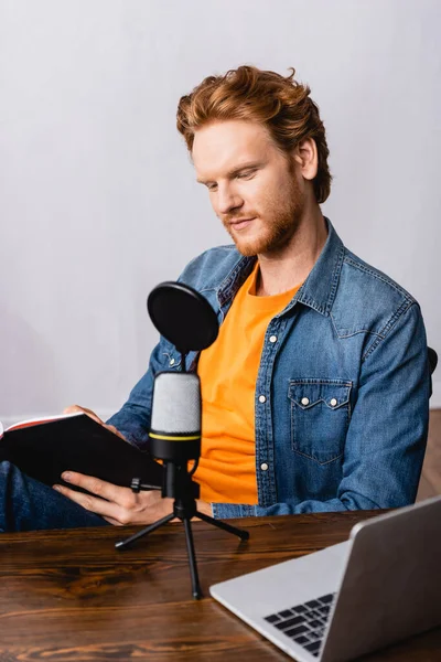 Emittente Rossa Denim Camicia Scrittura Notebook Vicino Microfono — Foto Stock