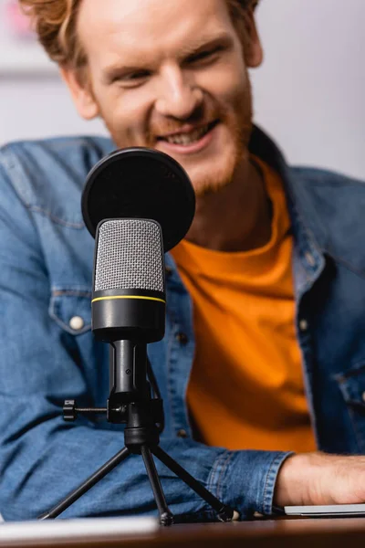 Enfoque Selectivo Del Joven Locutor Barbudo Hablando Micrófono Lugar Trabajo — Foto de Stock