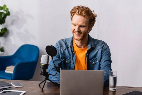 Zrzka Broadcaster Džínové Košili Pracuje Blízkosti Mikrofonu Notebooku — Stock fotografie