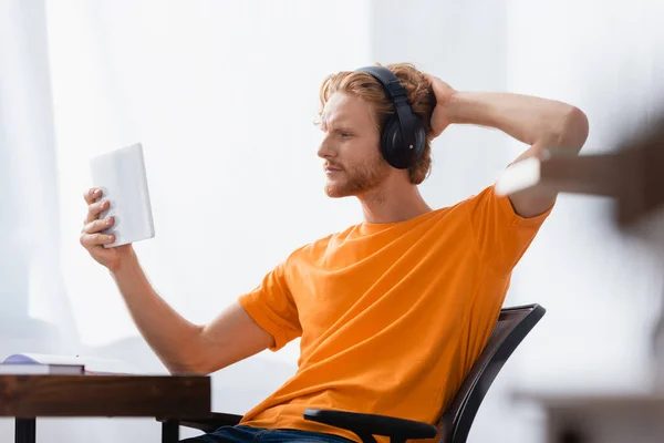 Selective Focus Dreamy Student Wireless Headphones Touching Head While Using — Stock Photo, Image