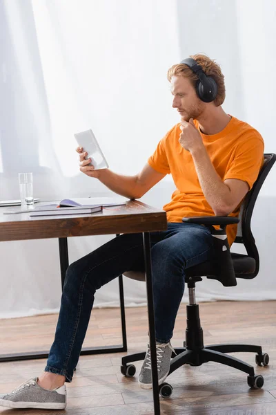 Studente Premuroso Cuffie Wireless Utilizzando Tablet Digitale Mentre Seduto Alla — Foto Stock