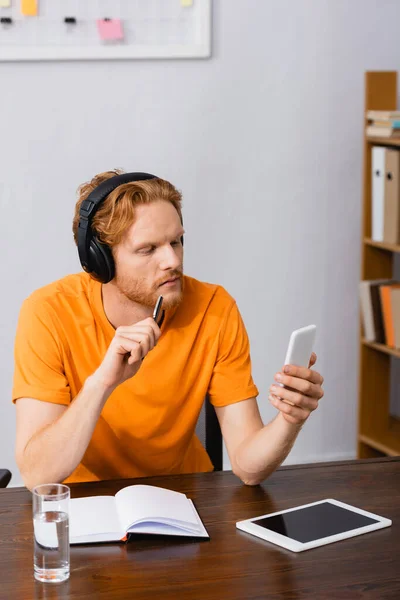 Pensive Student Wireless Headphones Holding Pen While Using Smartphone Digital — Stock Photo, Image