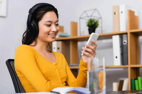 Foco Seletivo Morena Asiática Mulher Ouvindo Podcast Fones Ouvido Sem — Fotografia de Stock