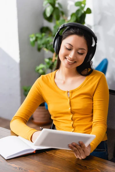 Giovane Studente Asiatico Cuffie Wireless Utilizzando Tablet Digitale Scrittura Notebook — Foto Stock