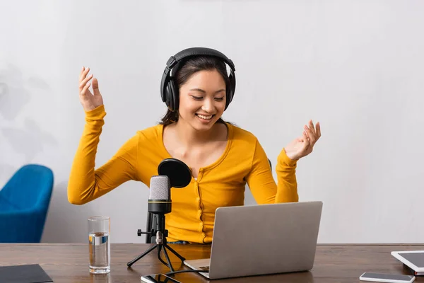 Excited Asian Announcer Wireless Headphones Showing Wow Gesture Microphone Laptop — Stock Photo, Image