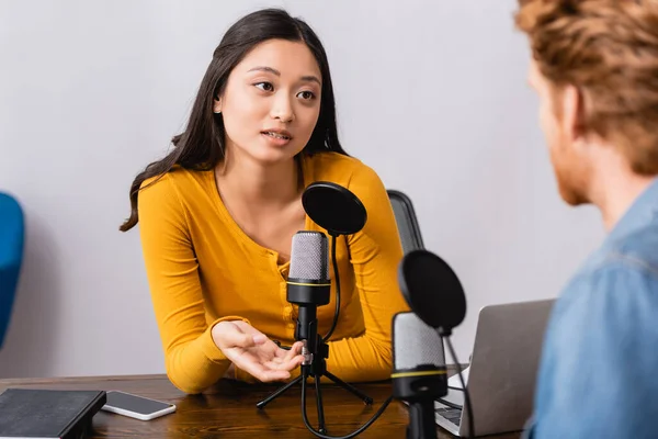 Enfoque Selectivo Morena Asiático Radio Anfitrión Gesto Mientras Entrevista Hombre —  Fotos de Stock