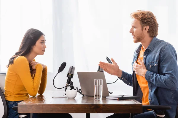 Side View Interviewer Gesturing While Talking Shocked Asian Woman Holding — Stock Photo, Image