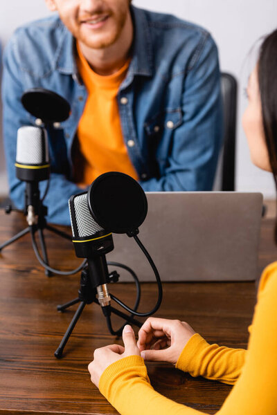 частичный просмотр интервью радиоведущей возле микрофонов и ноутбука в студии