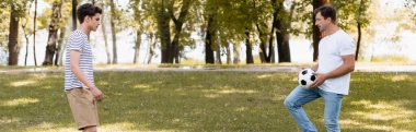 baba ve çocuğun futbol oynaması panoramik konsept 