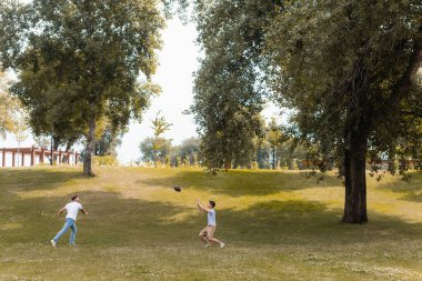 Baba ve oğul Green Park 'ta Amerikan futbolu oynuyorlar. 