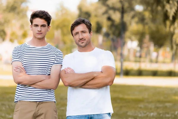 Vader Tiener Zoon Staan Met Gekruiste Armen Het Park — Stockfoto