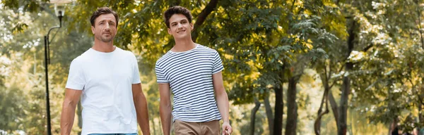 Cosecha Panorámica Padre Hijo Adolescente Parque Verde — Foto de Stock