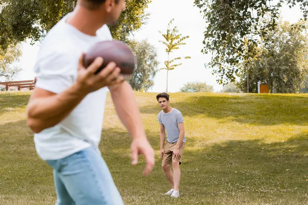 Enfoque Selectivo Adolescente Niño Mirando Padre Sosteniendo Pelota Rugby — Foto de Stock