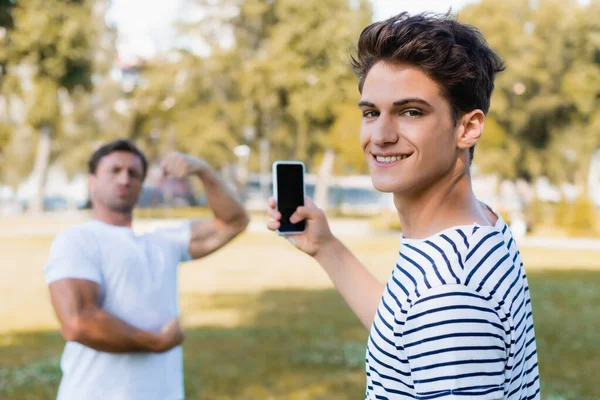 Foco Seletivo Adolescente Alegre Menino Tirar Foto Pai Enquanto Segurando — Fotografia de Stock