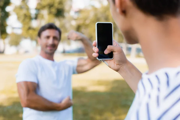 Selektivní Zaměření Teenager Chlapec Fotografování Silného Otce Při Držení Smartphone — Stock fotografie