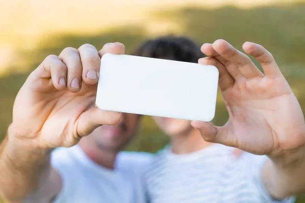 Enfoque Selectivo Teléfono Inteligente Manos Del Padre Hijo Adolescente Tomando —  Fotos de Stock