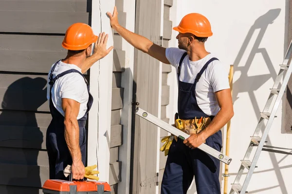 Bauarbeiter Uniform Und Harthüten Berühren Fassade Des Gebäudes Freien — Stockfoto