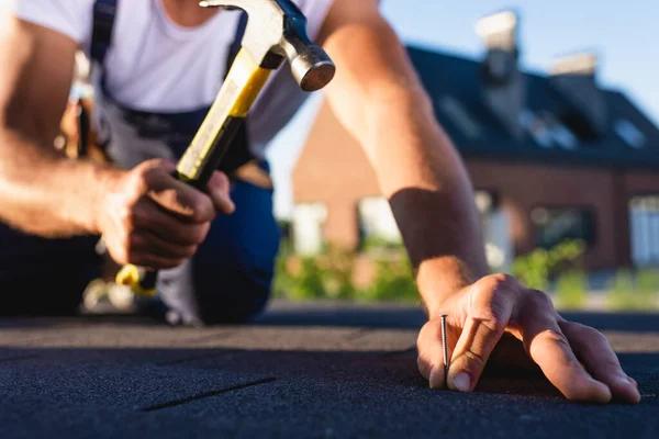 Beskuren Över Byggaren Håller Hummer Och Spik Samtidigt Reparera Taket — Stockfoto