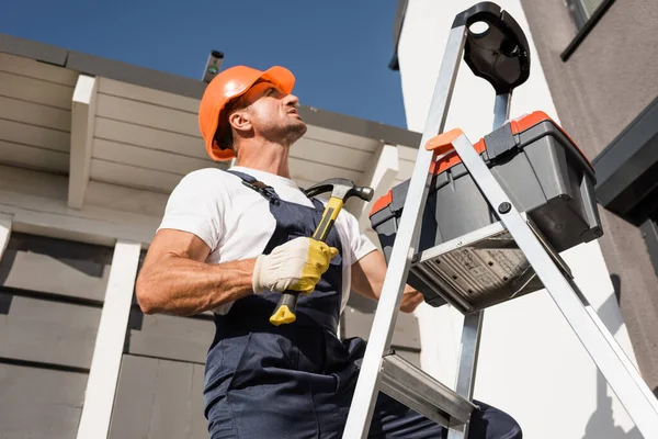 Vue Angle Bas Ouvrier Tenant Marteau Près Boîte Outils Sur — Photo