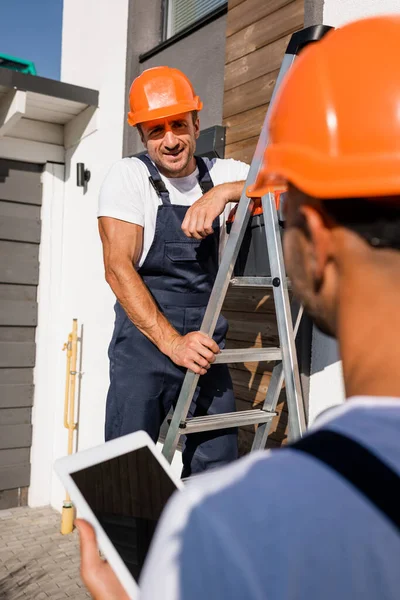 Enfoque Selectivo Del Constructor Pie Uniforme Escalera Cerca Colega Con —  Fotos de Stock