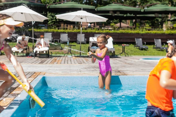 Bilardo Arkadaşları Ile Eğlenirken Tabancasından Ateş Eden Kızın Seçici Odak — Stok fotoğraf