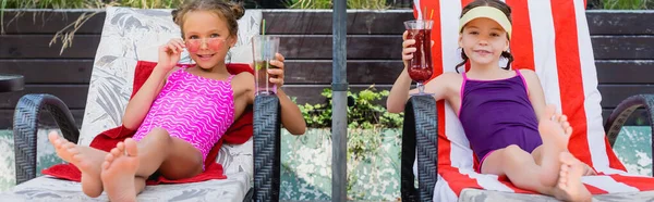 Horizontal Concept Girls Swimsuits Sitting Sunbeds Refreshing Fruit Cocktails — Stock Photo, Image