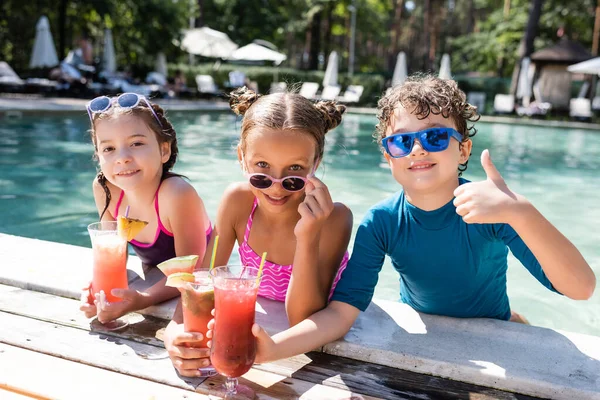 Boy Sunglasses Showing Thumb Girls Fresh Fruit Cocktails Poolside — Stock Photo, Image