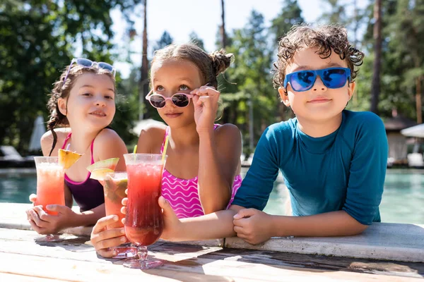 Girl Swimsuit Touching Sunglasses Friends Refreshing Cocktails Poolside — Stock Photo, Image