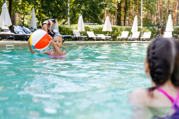 Enfoque Selectivo Muchacha Que Sostiene Bola Inflable Cerca Amigo Piscina — Foto de Stock