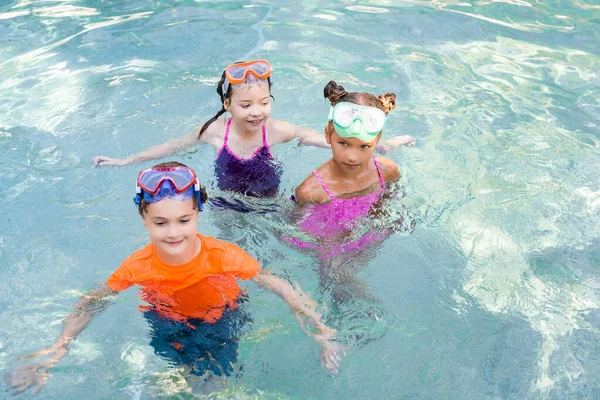 泳衣男孩和女孩在游泳池中消磨时间的高视角 — 图库照片