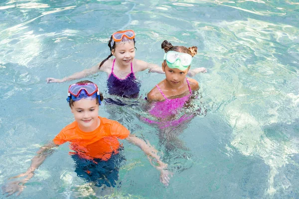 Vista Alto Ângulo Menino Meninas Roupa Banho Passar Tempo Piscina — Fotografia de Stock