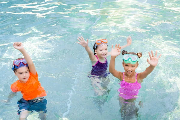 Dívky Mávají Rukama Chlapec Ukazuje Vítězný Gesto Zároveň Baví Bazénu — Stock fotografie