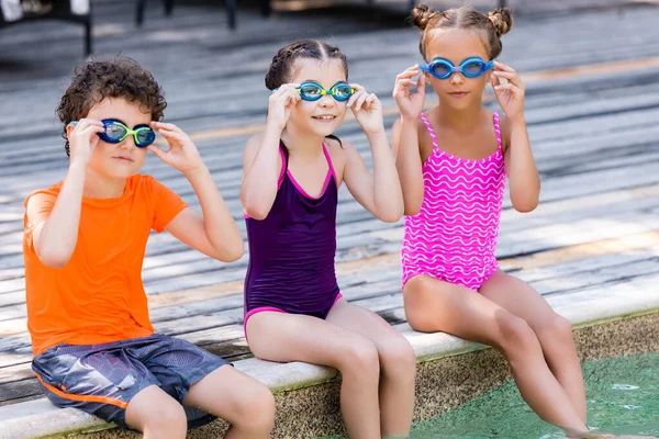 Chicas Trajes Baño Niño Camiseta Tocando Gafas Baño Mientras Sienta — Foto de Stock