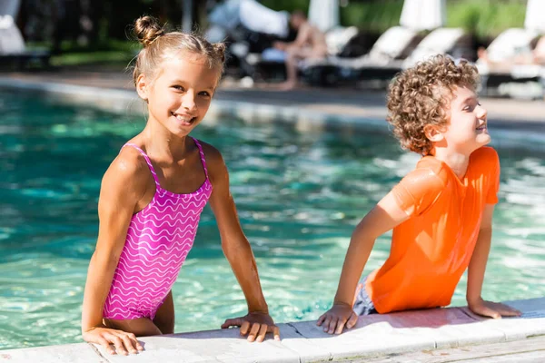 Girl Swimsuit Leaning Poolside Curly Boy Shirt — Stock Photo, Image