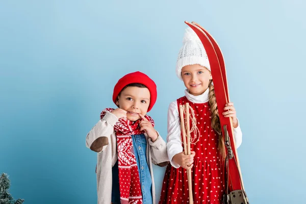 Niño Traje Invierno Con Bastones Esquí Esquís Pie Cerca Hermano — Foto de Stock