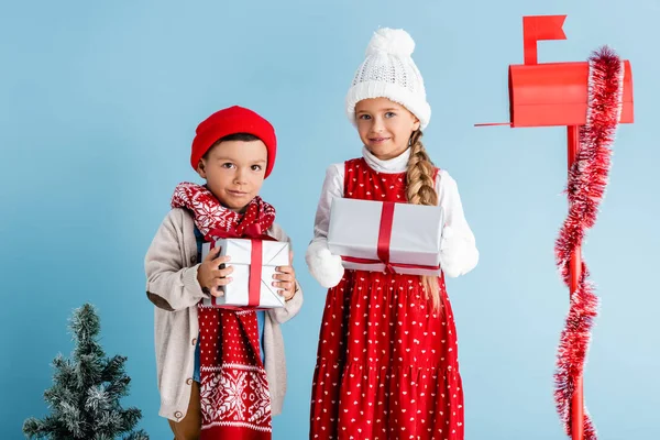 Діти Зимовому Вбранні Тримають Подарунки Біля Поштової Скриньки Ялиці Синьому — стокове фото