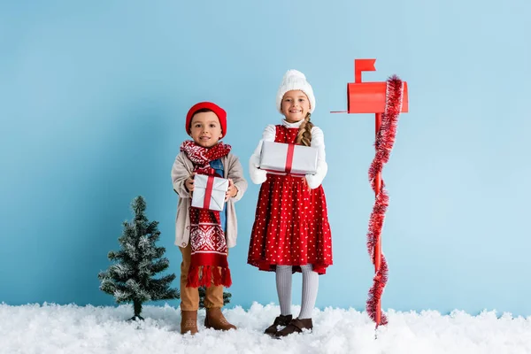 Children Winter Outfit Standing Snow Holding Presents Mailbox Fir Blue — Stock Photo, Image