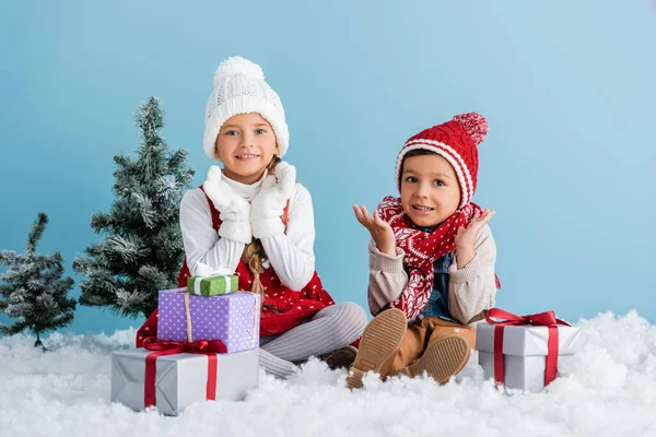 Kinderen Winterkleding Zitten Sneeuw Gebaren Buurt Van Geschenken Spar Geïsoleerd — Stockfoto