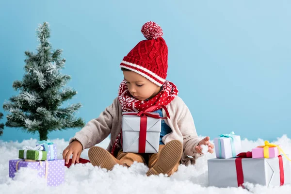 Jongen Hoed Winter Outfit Zitten Buurt Van Cadeautjes Kerstboom Terwijl — Stockfoto